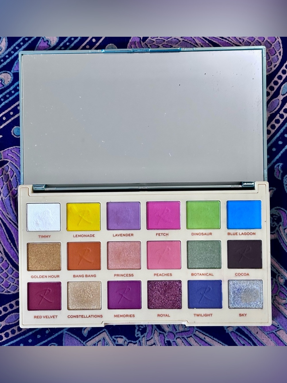 Makeup Revolution X - βRoxiβ ROXXSAURUS Eyeshadow Palette- 18 Shades
